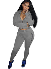 Zweiteiliger Hoodie und figurbetonte Hose